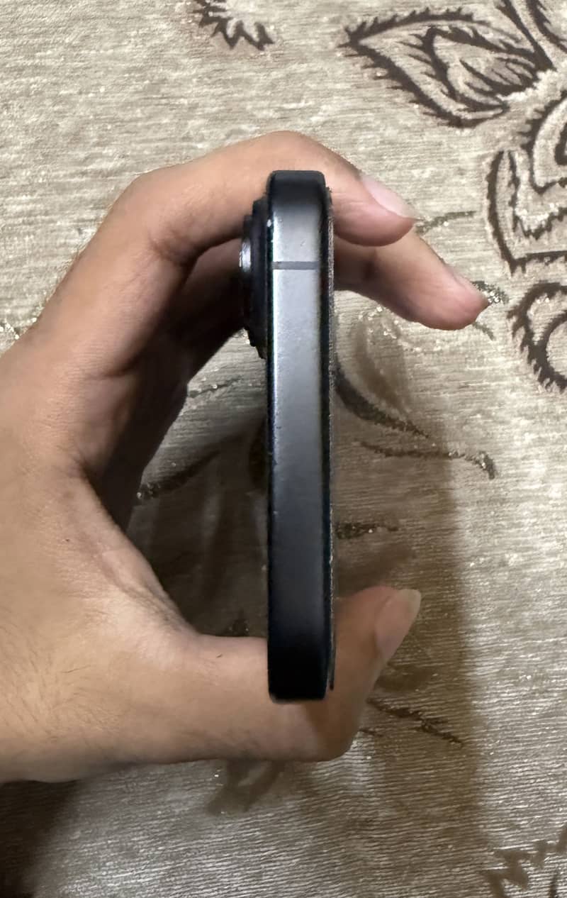 Apple iPhone 16 2