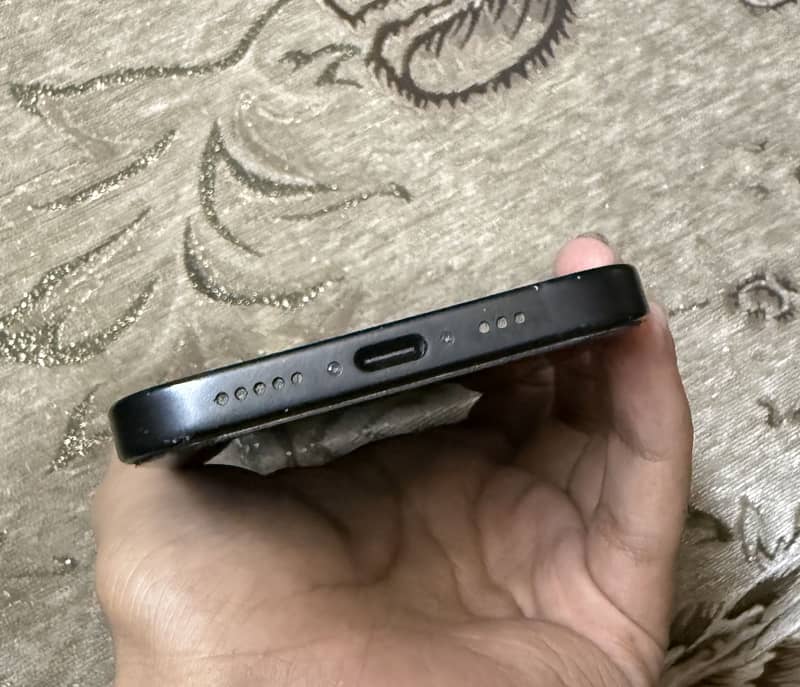 Apple iPhone 16 3