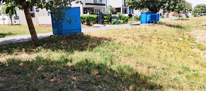 1 Kanal Plot for Sale in super location