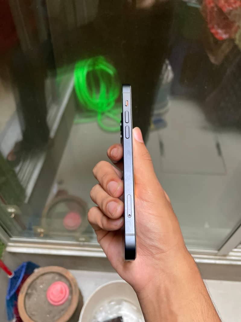 Apple iPhone 12 4