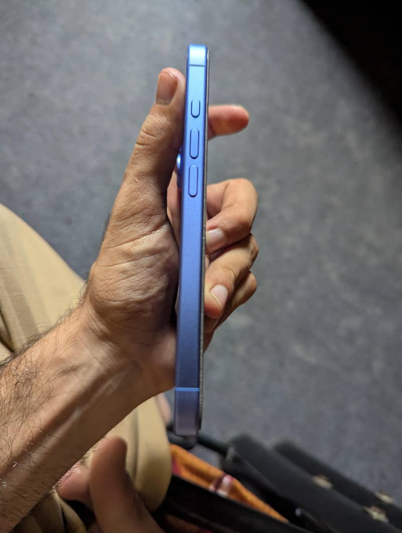 Apple iPhone 16 3