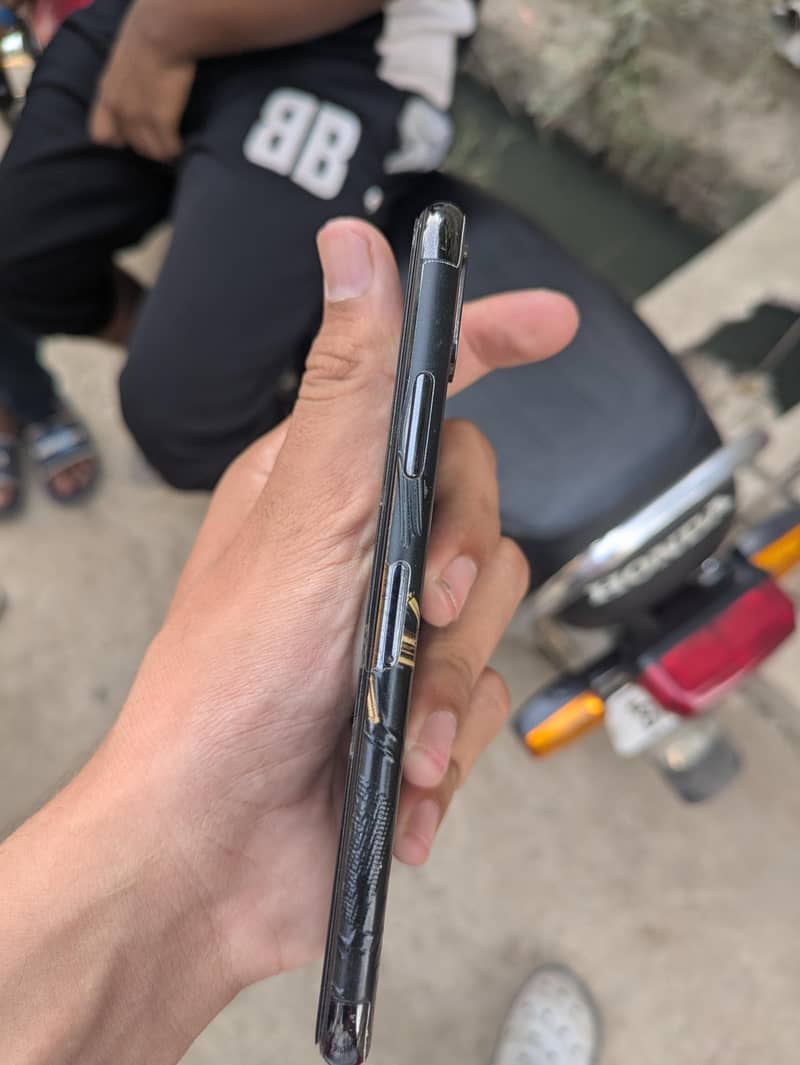 Apple iPhone X 4