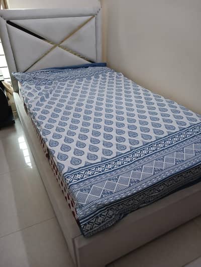new bed for sale only few days use
