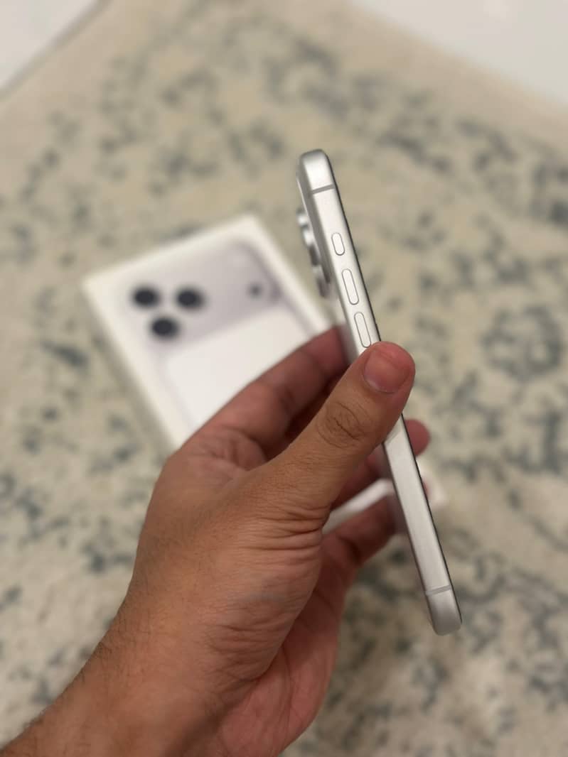 iPhone 17 Pro Max 4