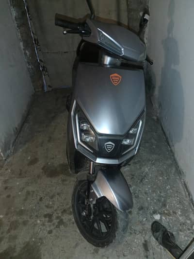 CROWN BILLING ROSHNI BIKE New condition 2000 km Chali hai