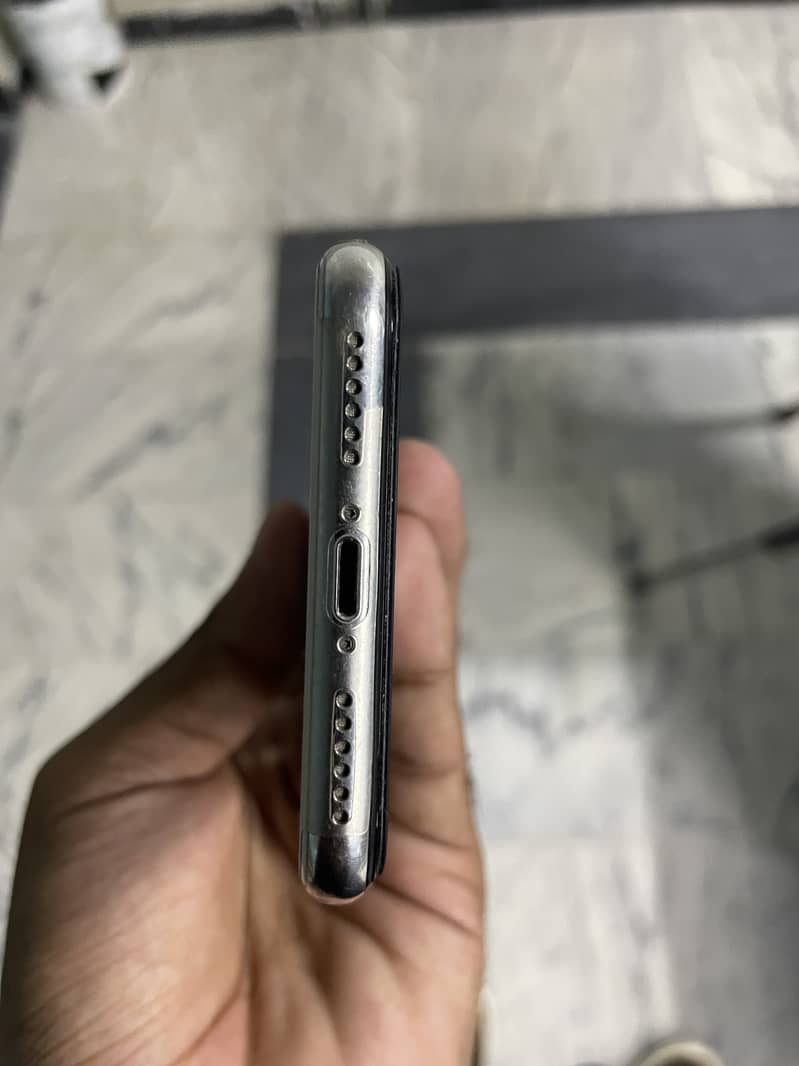 Apple iPhone X 4
