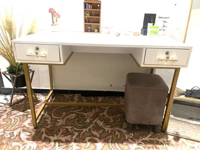White & Golden Table | 2 drawers with locks