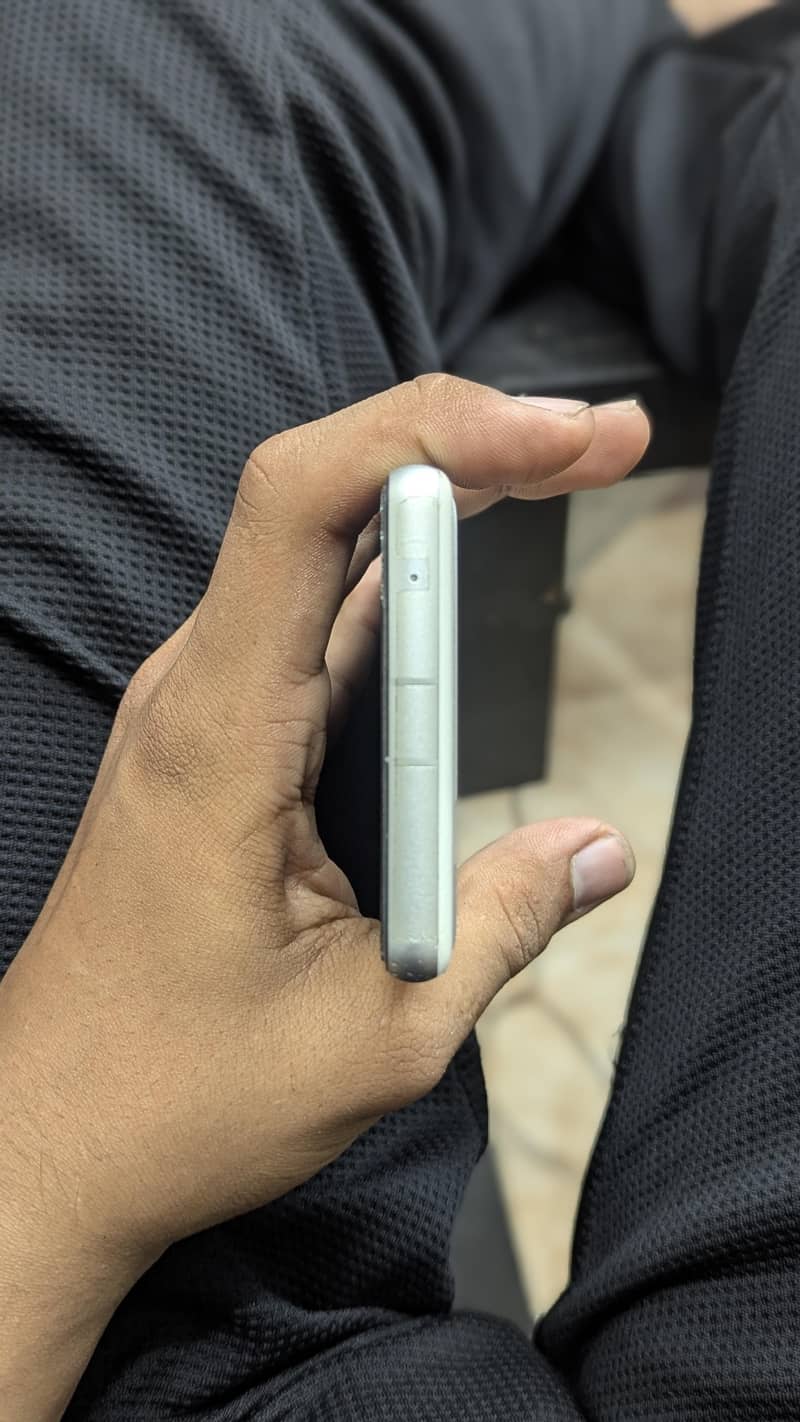 Google Pixel 7a 5