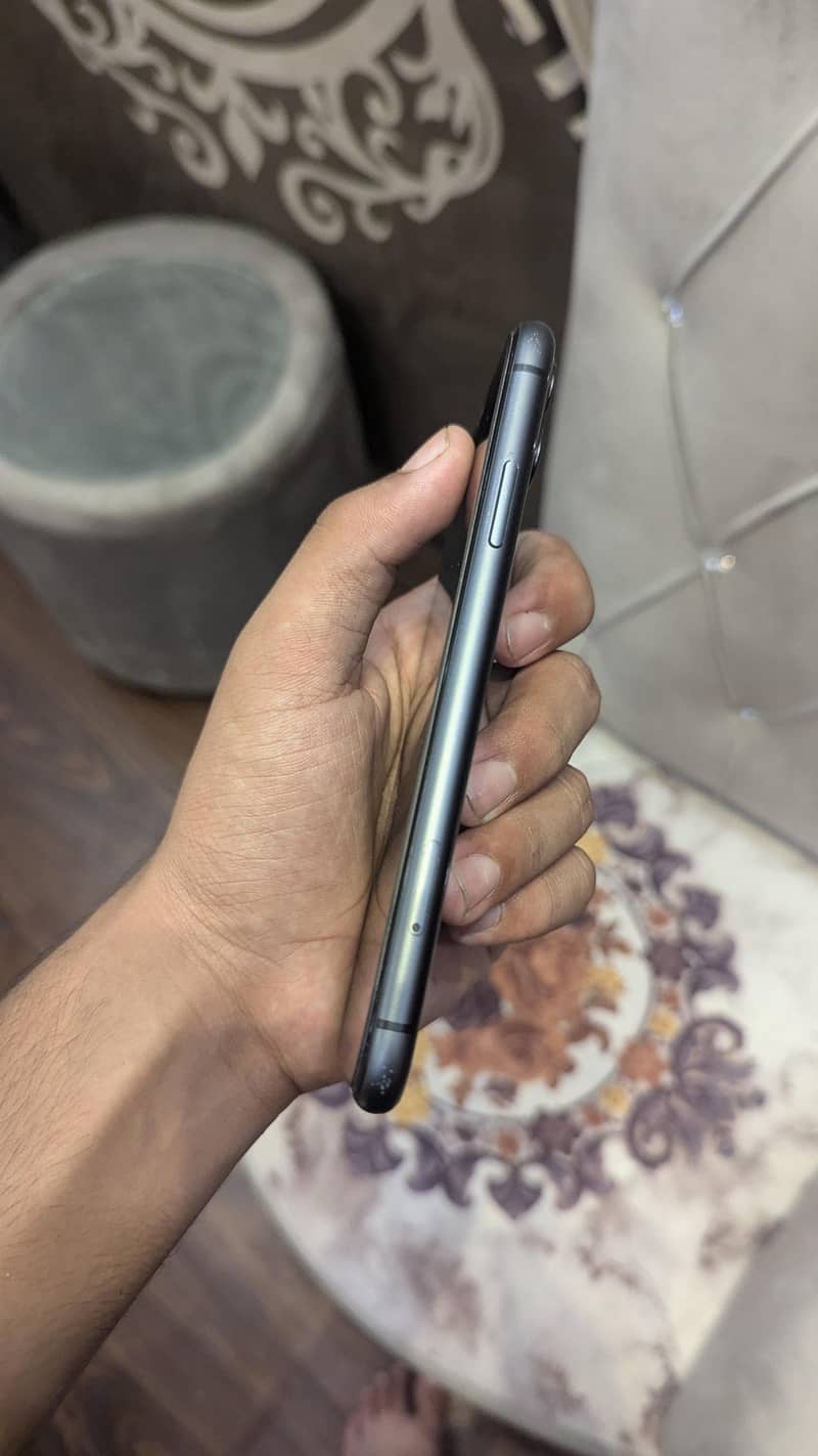 Apple iPhone 11 4