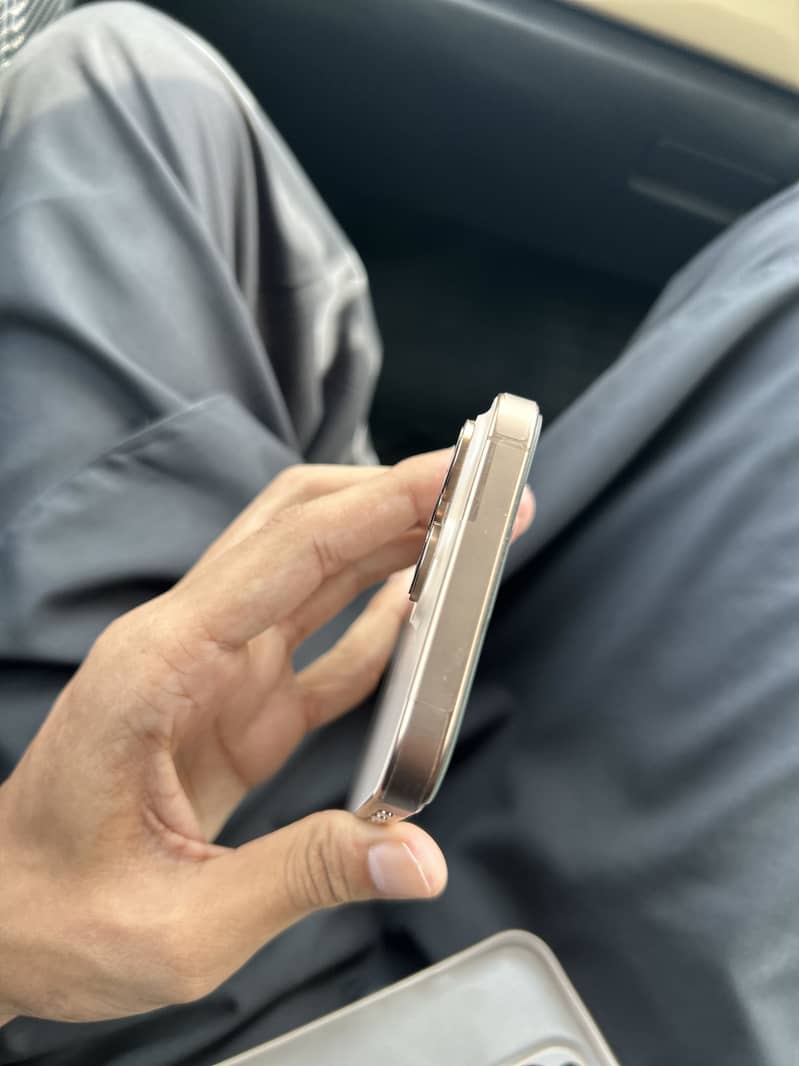 Apple iPhone 16 Pro Max 4