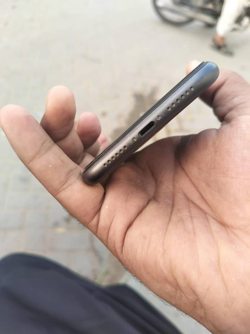 Apple iPhone 11 4