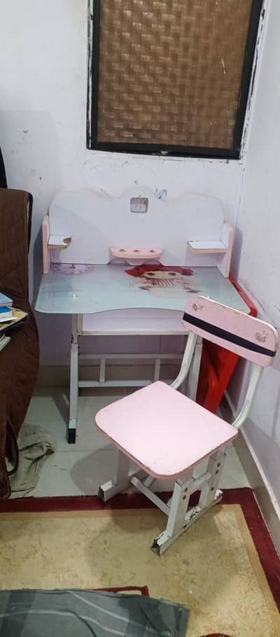 kids study tabel and chair