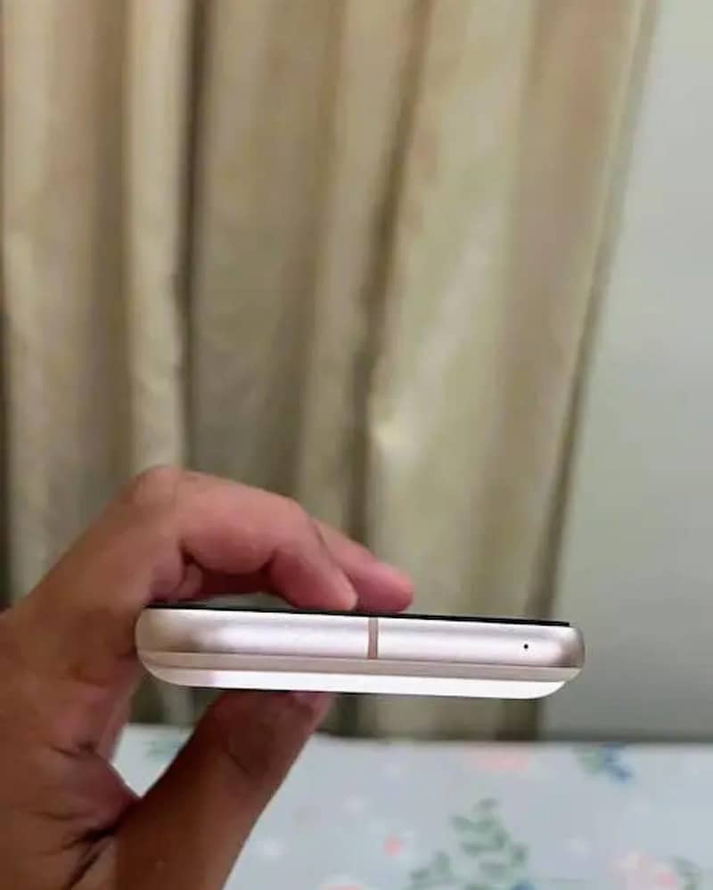 Google Pixel 8 4
