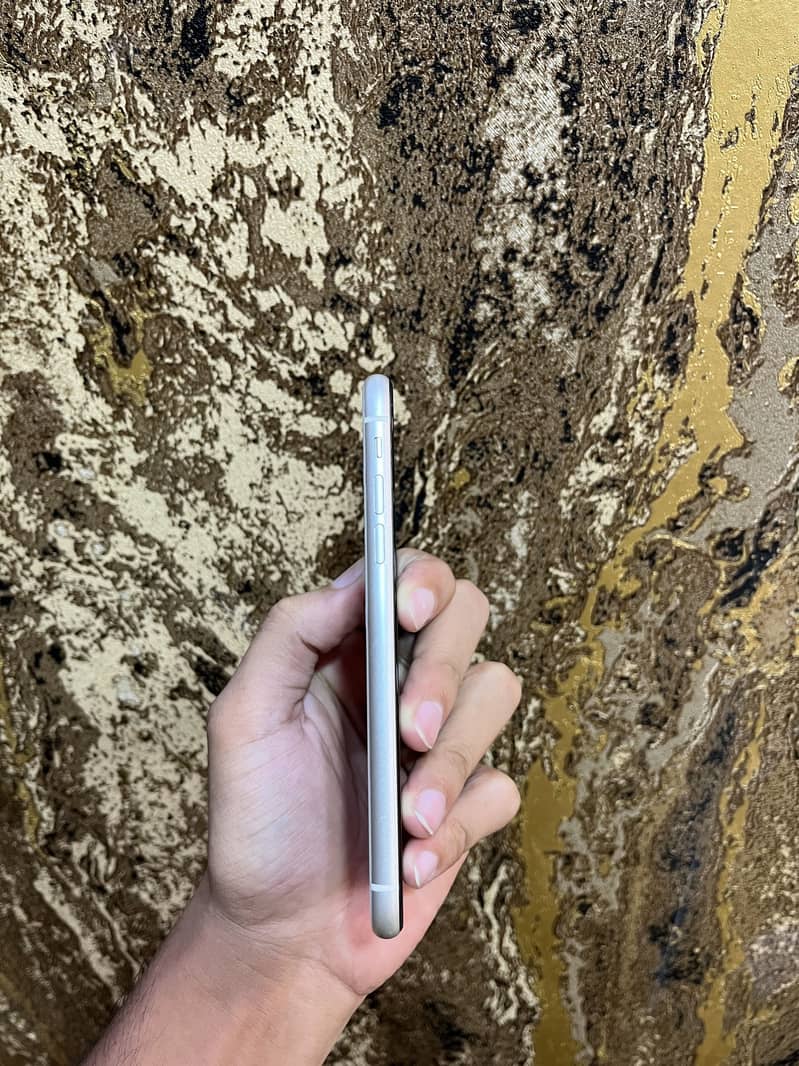 Apple iPhone 11 3