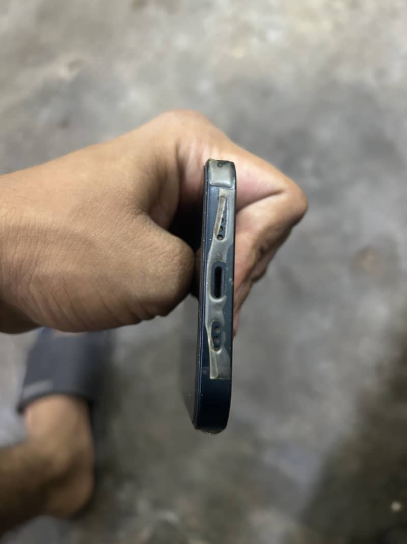 Apple iPhone 13 5