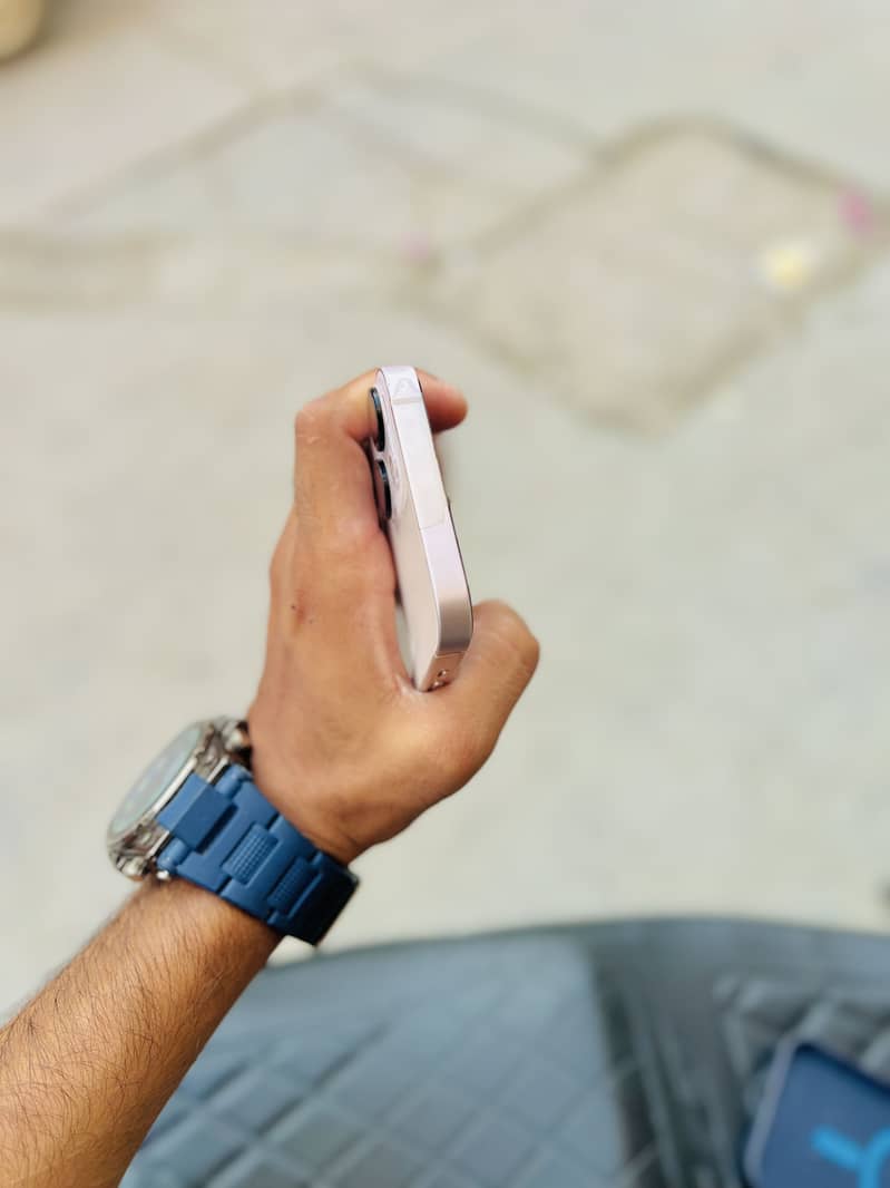 Apple iPhone 13 2