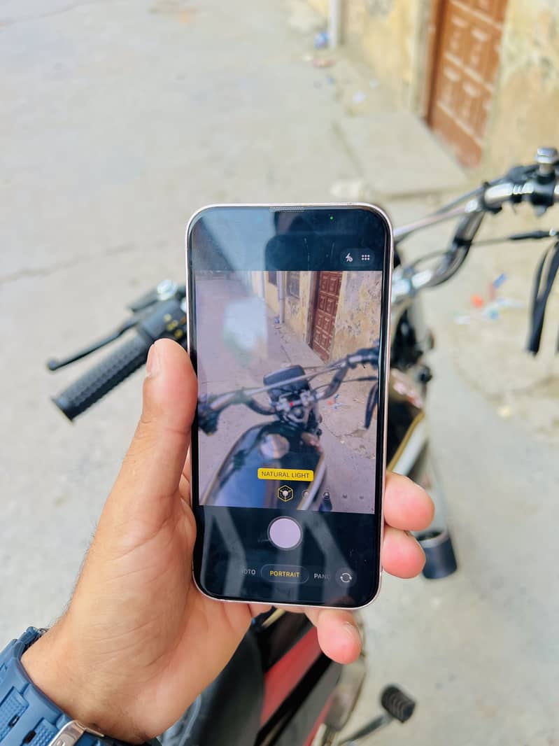 Apple iPhone 13 5