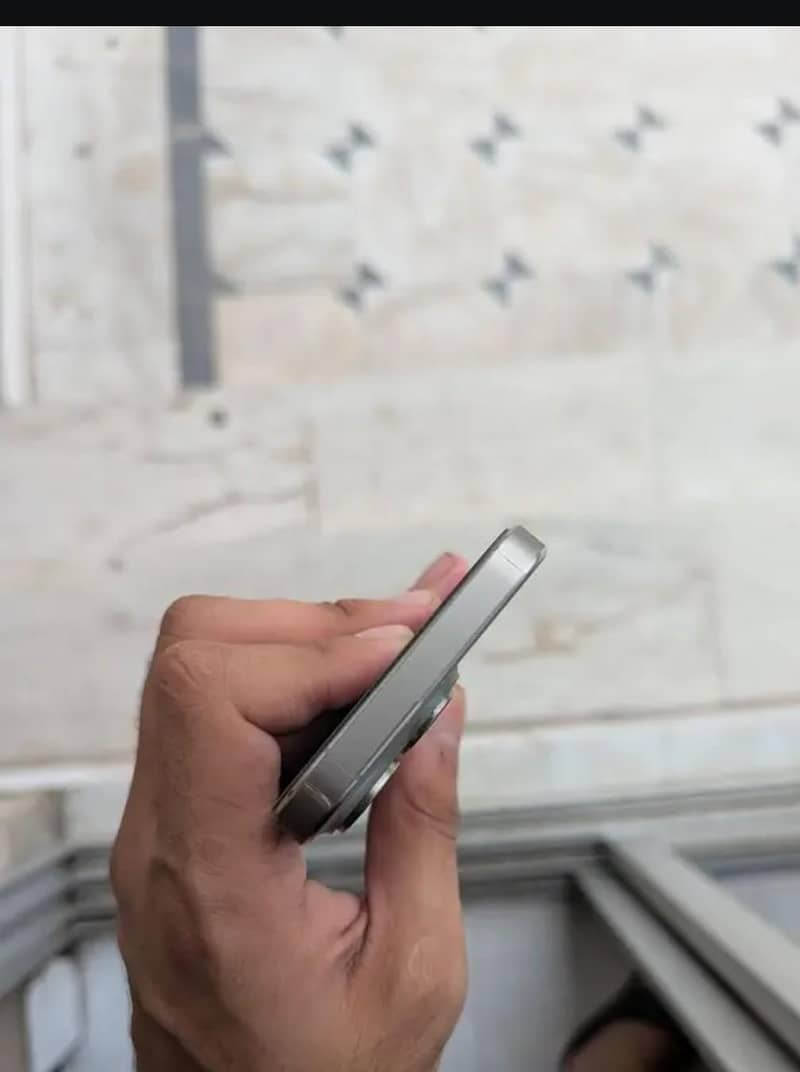 Apple iPhone 15 Pro 3
