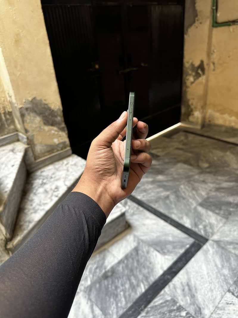 Apple iPhone 13 4