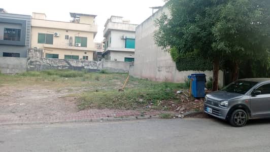 10 Marla Prime Location Plot For Sale