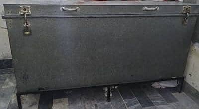 Iron Trunk (peti)