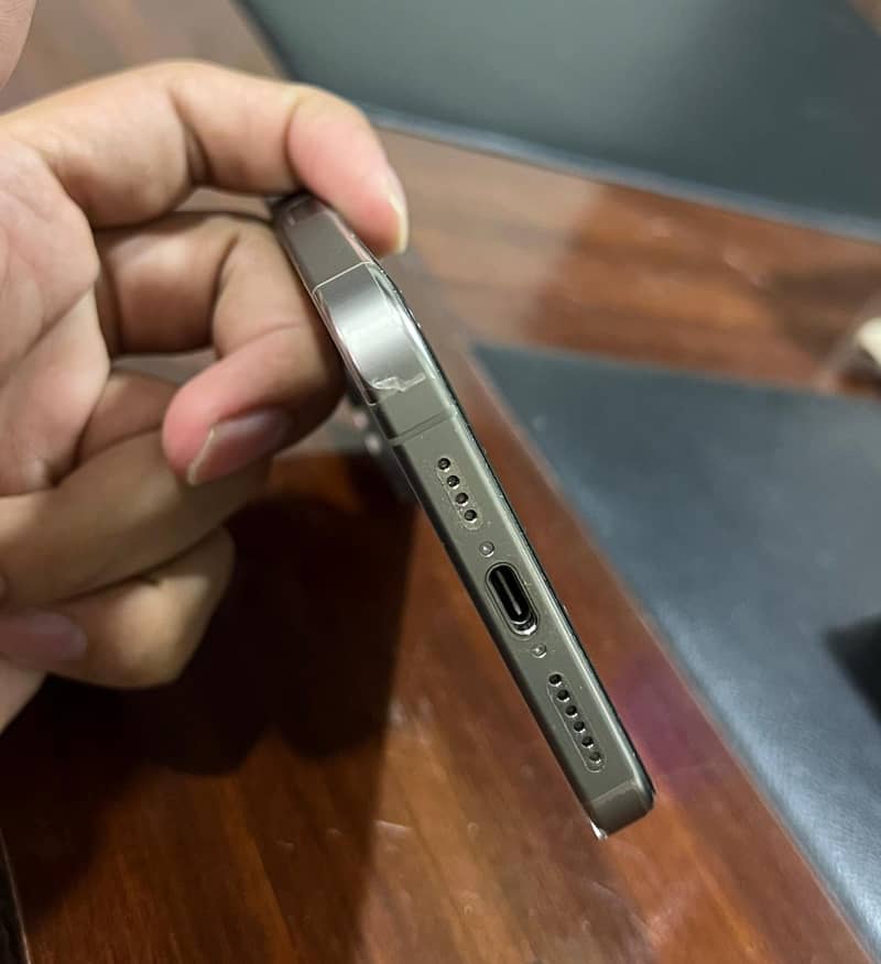 Apple iPhone 15 Pro Max 4