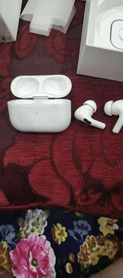 Apple AirPods Pro 2nd Generation — Excellent Condition
