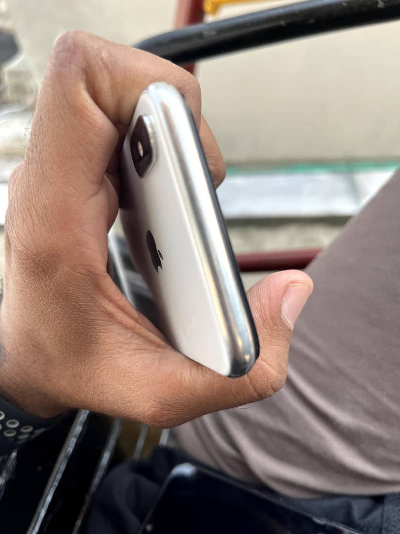 Apple iPhone X 4