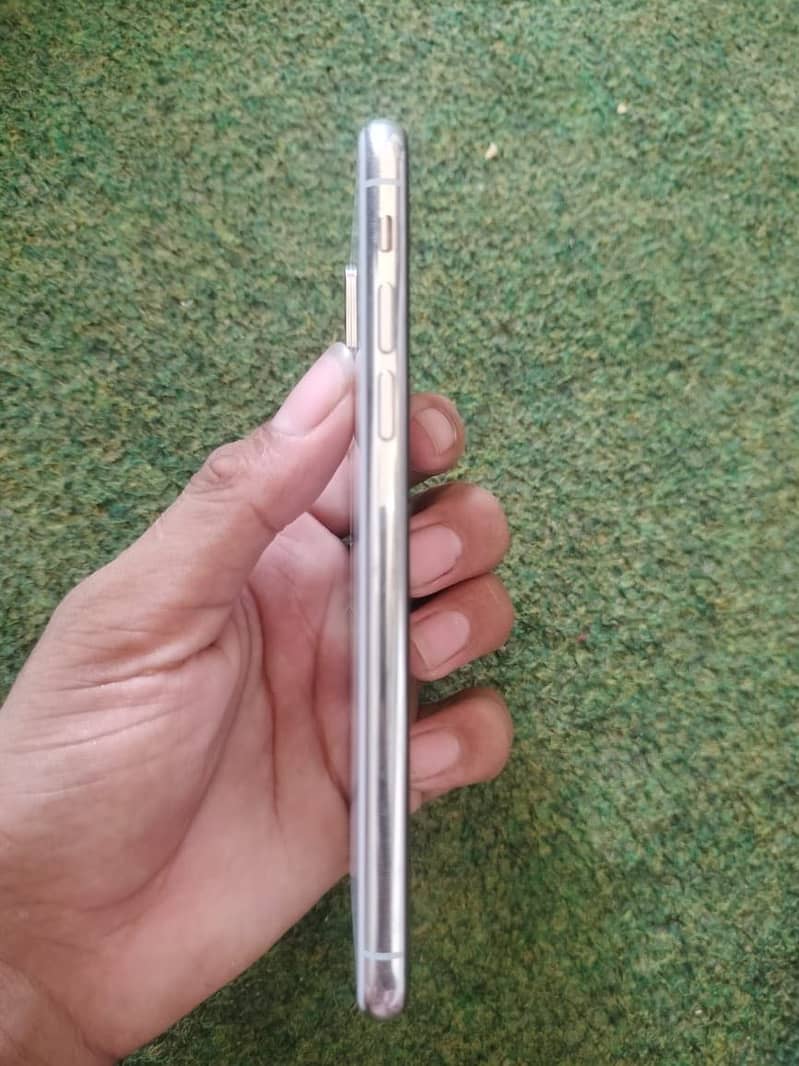 Apple iPhone X 4