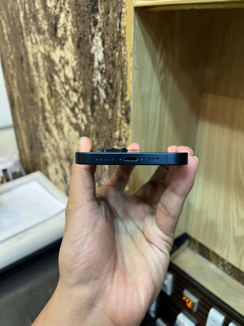 Apple iPhone 13 2