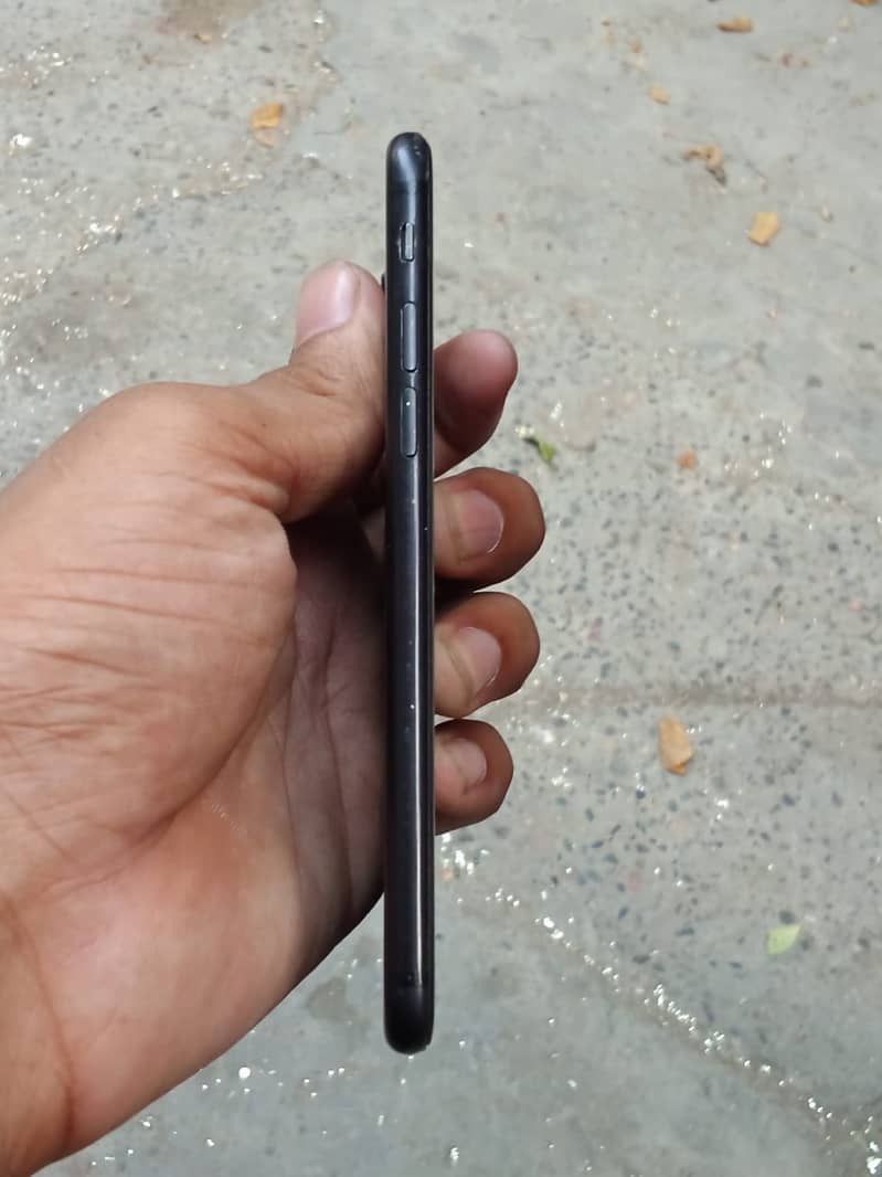 Apple iPhone 7 3