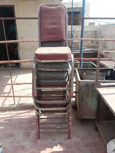 hotel ka saman ha ha totel karhai wala counter b ha or sub Kuch j