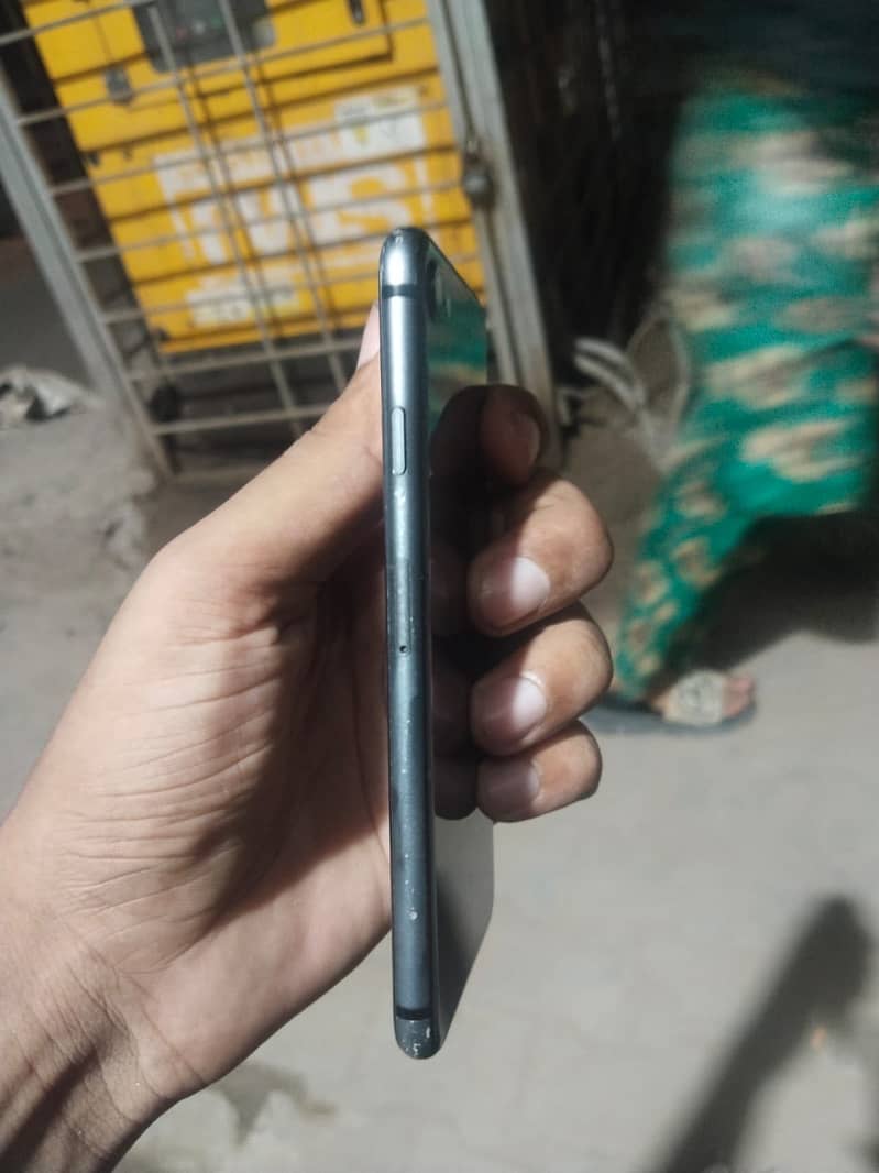 Apple iPhone 8 3
