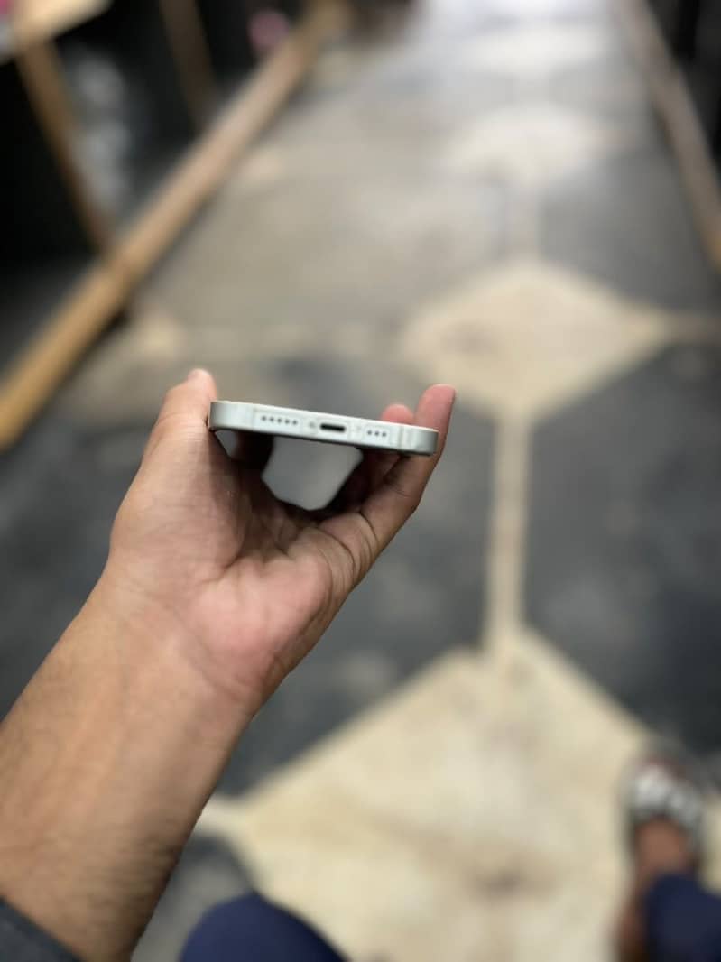 Apple iPhone 13 4