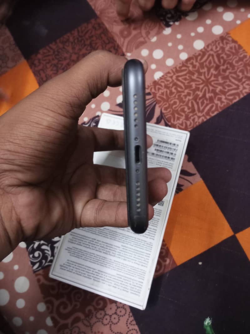 Apple iPhone 11 4