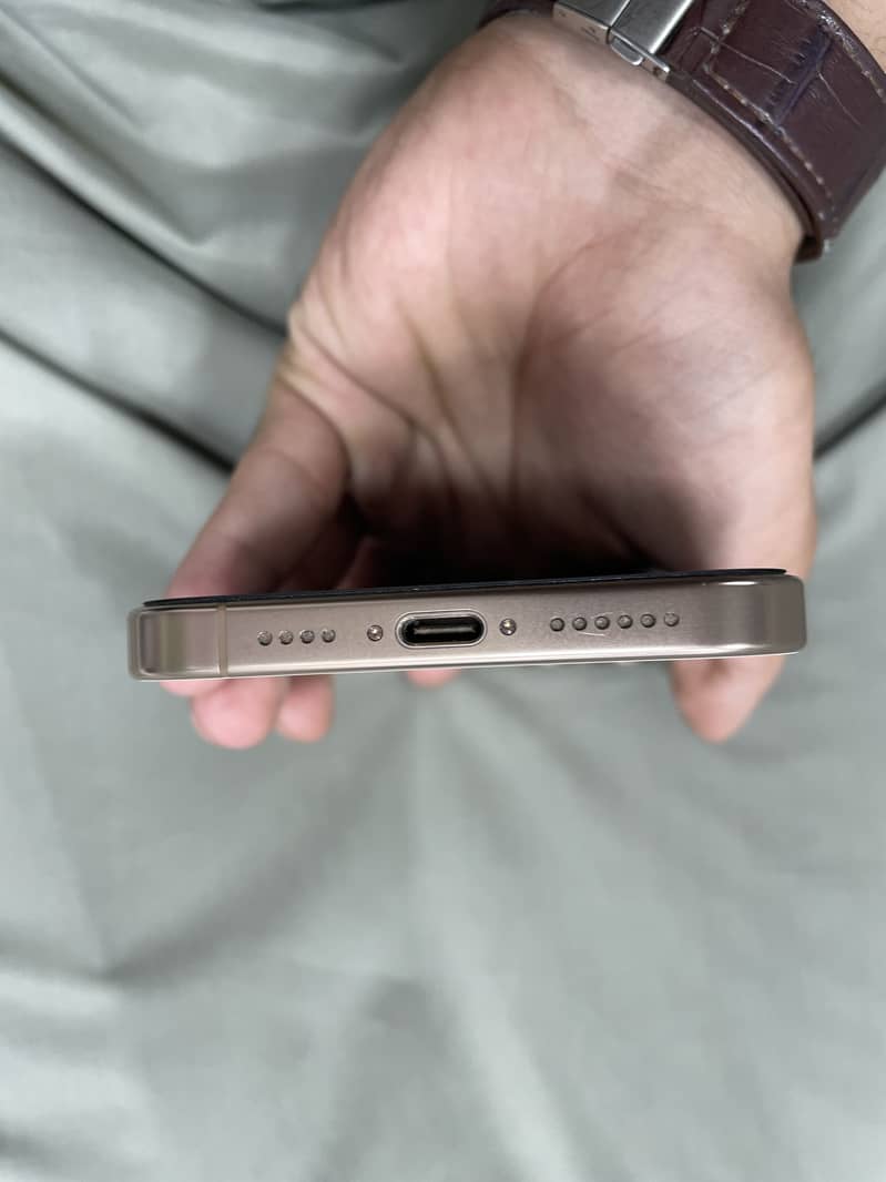 Apple iPhone 16 Pro Max 0