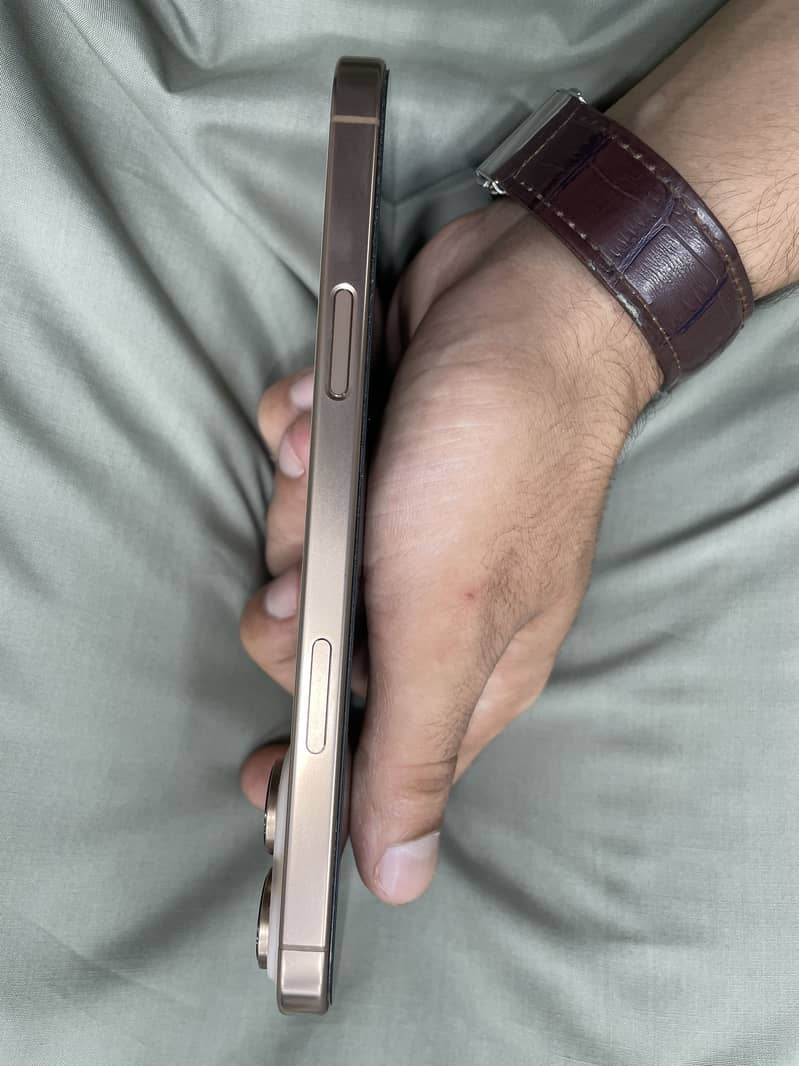 Apple iPhone 16 Pro Max 2