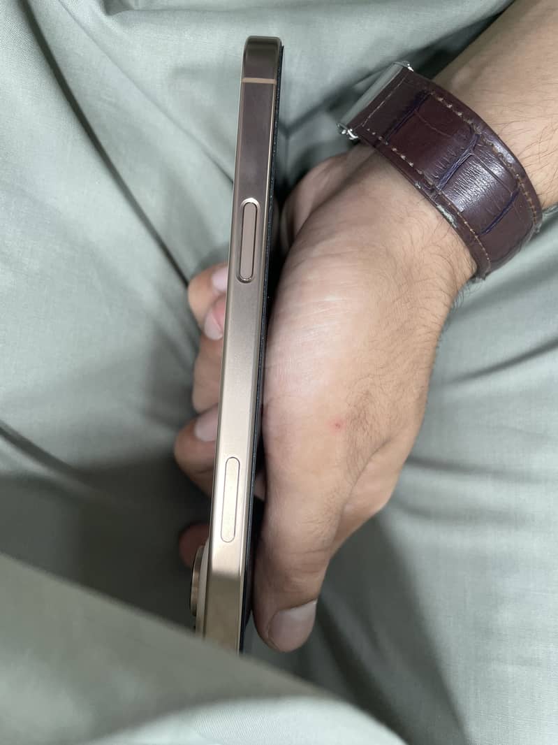 Apple iPhone 16 Pro Max 3