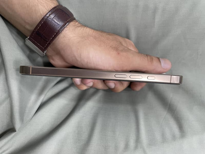 Apple iPhone 16 Pro Max 4