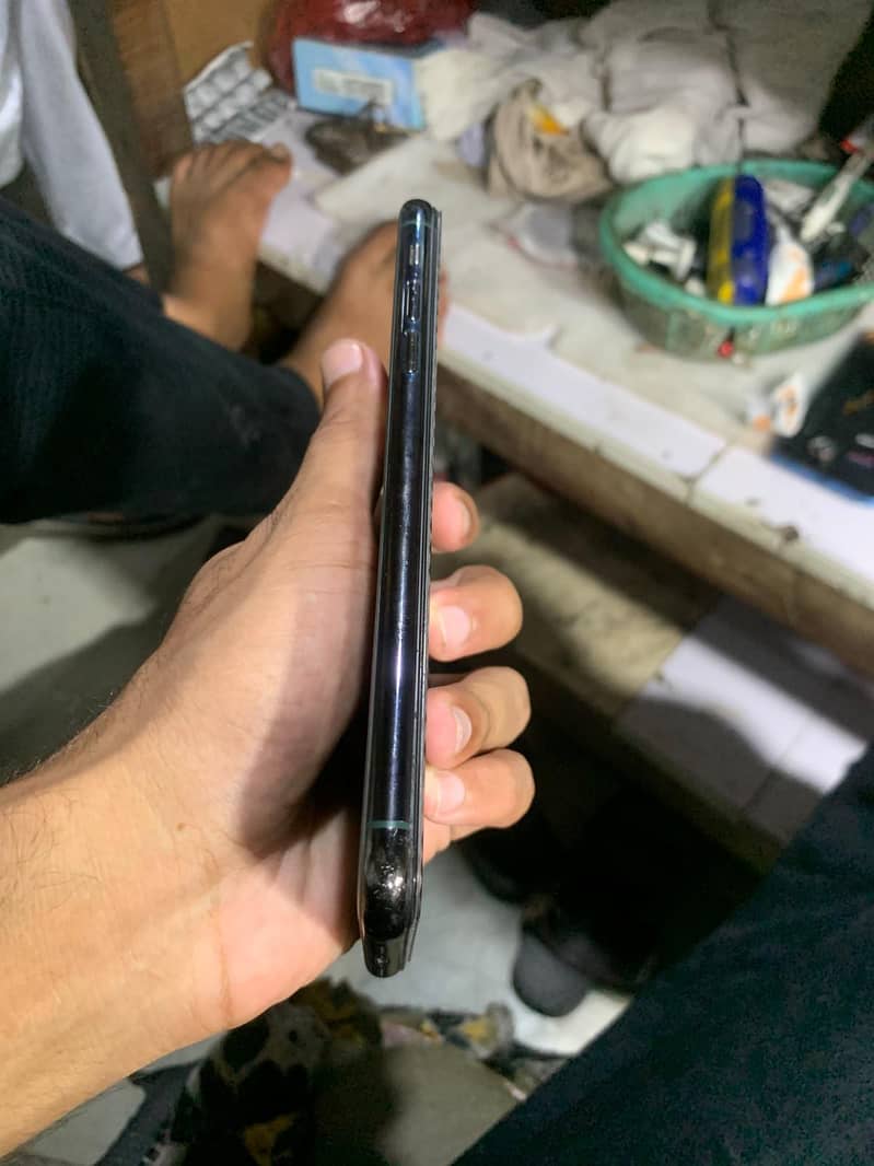 Apple iPhone 11 Pro Max 4