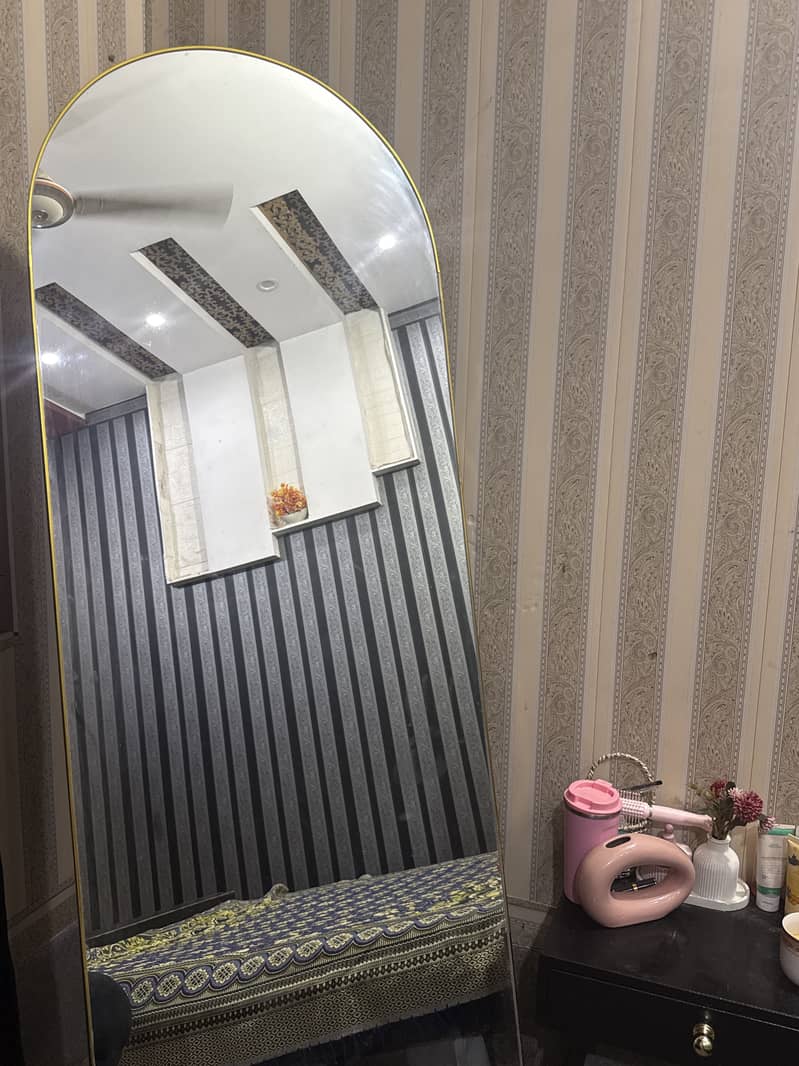 Stand mirror 1