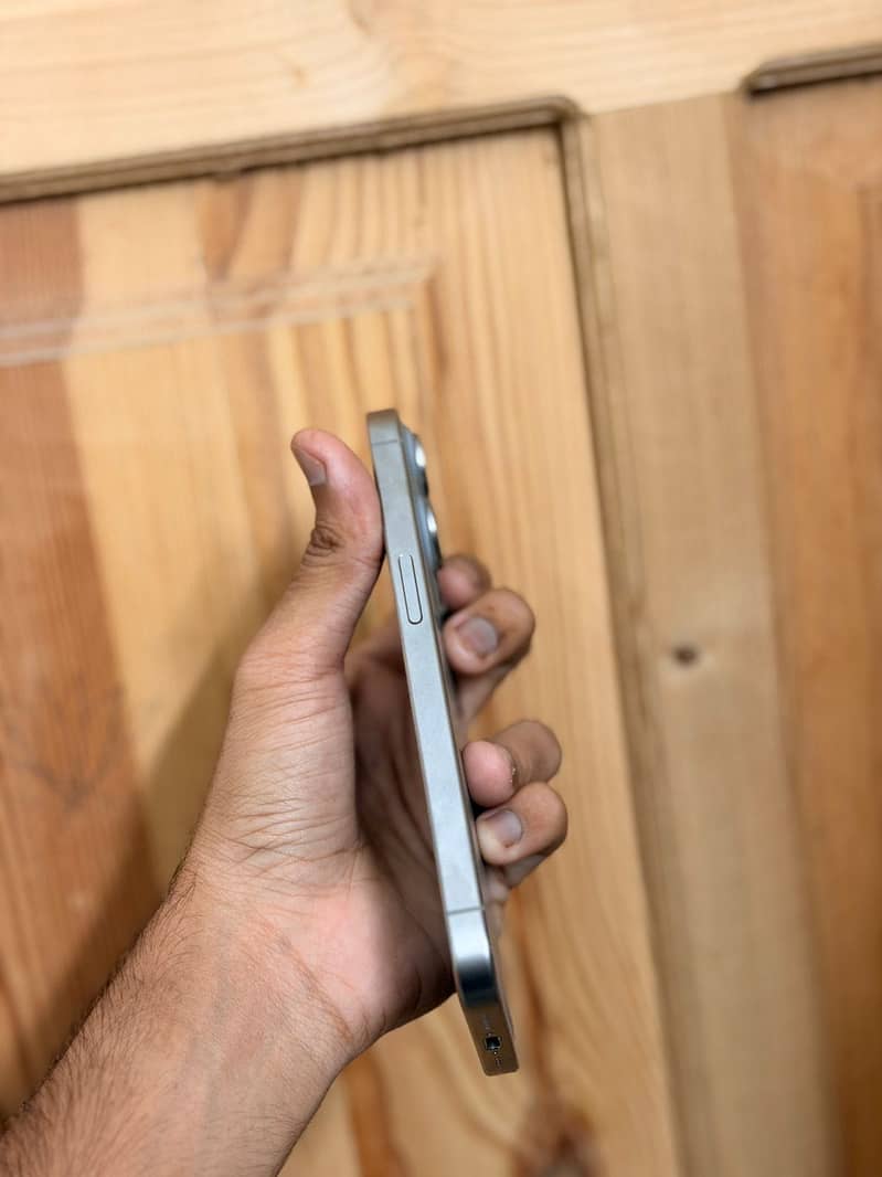 Apple iPhone 15 Pro 4