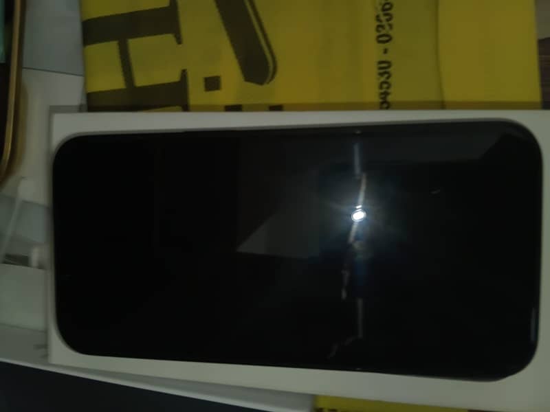 Apple iPhone 16e 1