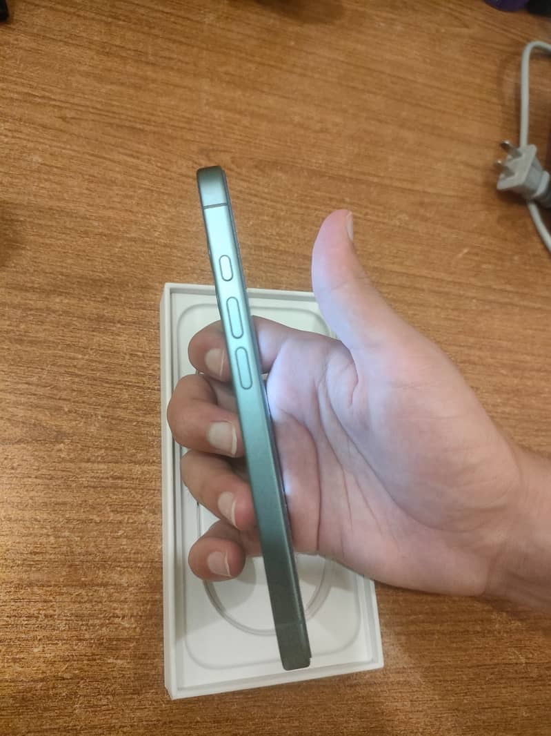 Apple iPhone 16 3