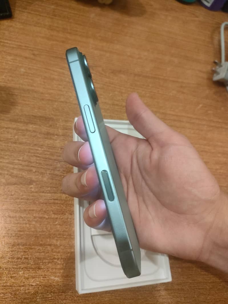 Apple iPhone 16 4