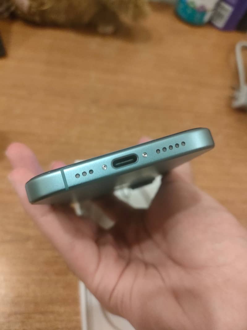 Apple iPhone 16 5