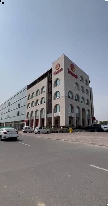 ESTATE 4U PROUDLY OFFERS: 16-MARLA BUILDING WITH 5 STOREYS IS AVAILABLE IN LAKE CITY DOWNTOWN COMMERCIAL TOP LOCATION NEAR TO TEHZEEB BAKERS AND FRONT OF TIM HORTONS.