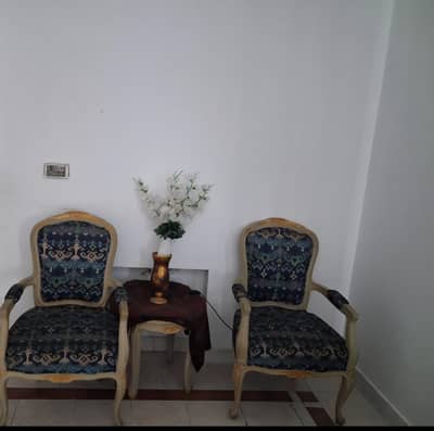 2 single chairs with center round table