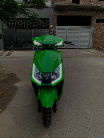 Electric Scooty – 700 KM Driven – 90+ KM Range – Urgent Sale 2025