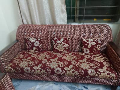Beautiful Sofa Set for Sale – Good Condition